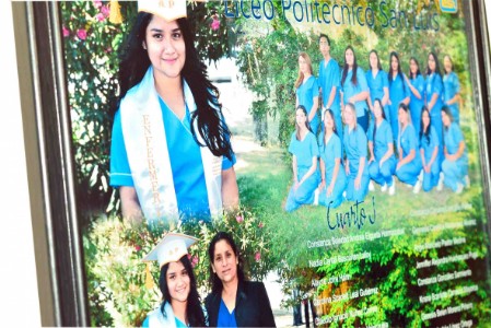 Muestra foto y cuadro licenciatura