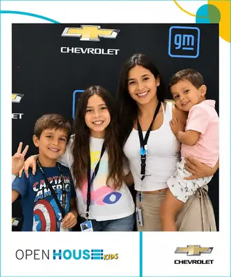 Iman con bordes blancos como las fotos polaroid, con una familia como reuerdo del día de la familia en la empresa