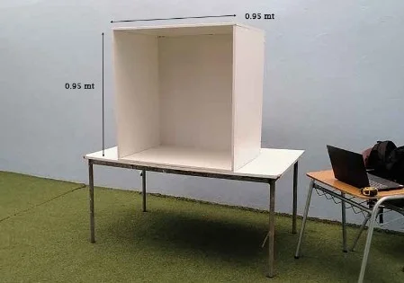 imagen de un cubo de madera con las dimensiones correspondientes para saber si caben los niños