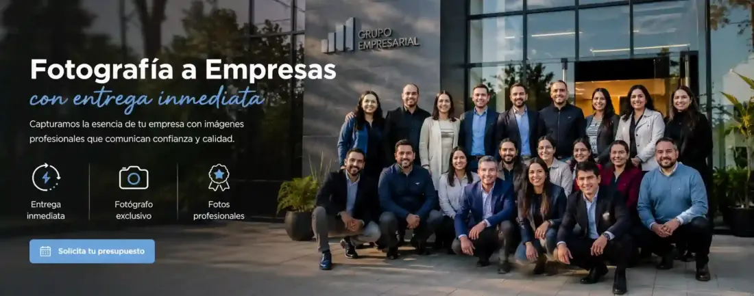 Equipo corporativo posando frente a edificio empresarial moderno para servicio de fotografía a empresas con entrega inmediata.