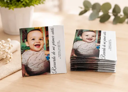 Imán personalizado de recuerdo para primer cumpleaños con fotografía de bebé sonriendo y diseño elegante en formato 7x5 cm.