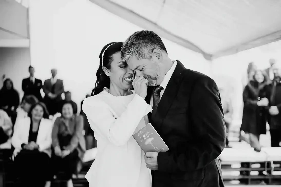 mujer felicitando a su novio con un gesto de tomarle la nariz, foto en blanco y negro de novios en unión civil en el registro con fotógrafo exclusivo