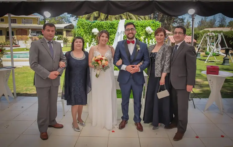 Foto grupal de invitados, a medida que van llegando, la foto con los novios