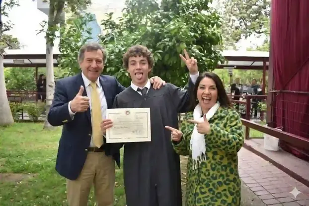 Familia celebrando a su hijo en la ceremonia de graduacion